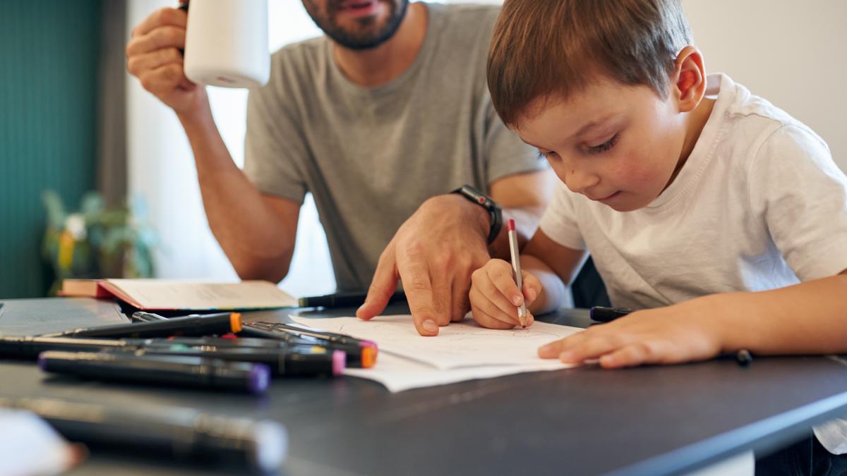 un-studiu-arata-cand-este-bine-si-cand-nu-sa-faci-temele-cu-copiii--cercetator-concluzia-nu-este-ca-parintii-sa-nu-i-ajute-deloc-la-teme--nu-este-cazul_57707400