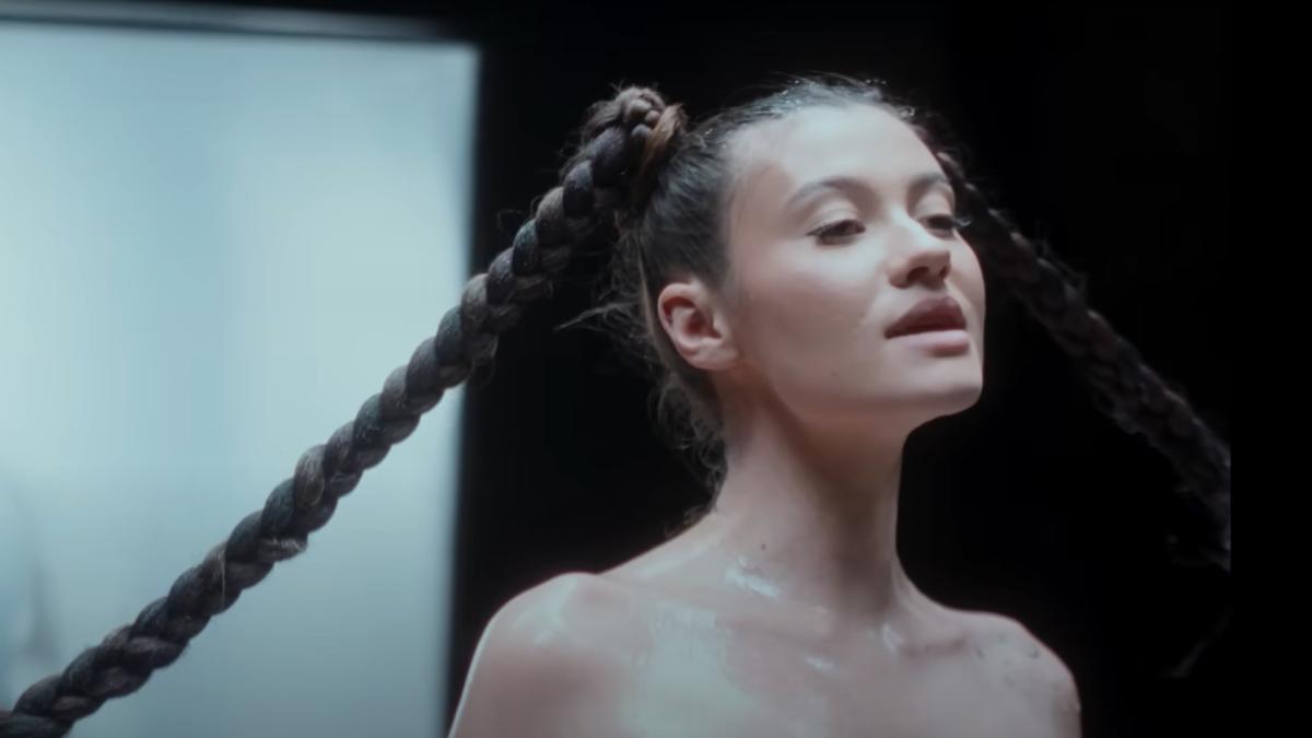 erika-isac-va-canta-la-balul-bobocilor-al-unui-liceu--parintii--revoltati-nici-mie-nu-mi-place-daramite-unde-s-multi-copii--nu-s-de-acord_56679700