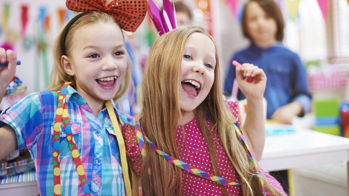 alternative-la-bomboane-sau-ciocolata-pentru-zilele-de-nastere-ale-copiilor-la-scoala--cu-ce-ar-mai-putea-micutii-sa-si-serveasca-toti-colegii_72421000