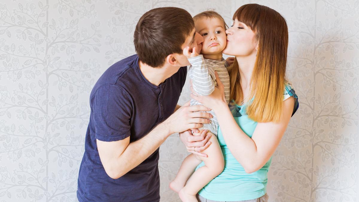 adultii-trebuie-sa-invete-sa-nu-le-ceara-copiilor-saruturi--potrivit-unui-psiholog-de-copii_98235600