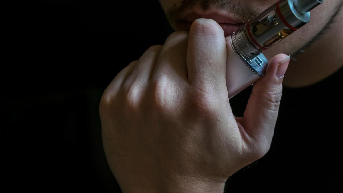 tigarile-electronice-nu-mai-pot-fi-vandute-minorilor--ce-patesc-comerciantii--dar-si-elevii_58088700