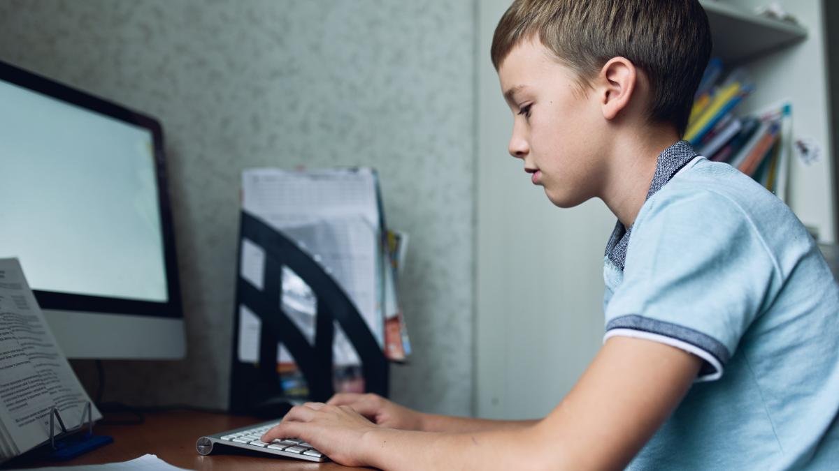 elevii-si-studentii-pot-depune-cererile-pentru-a-primi-200-de-euro--ca-sa-si-cumpere-calculatoare_38929300