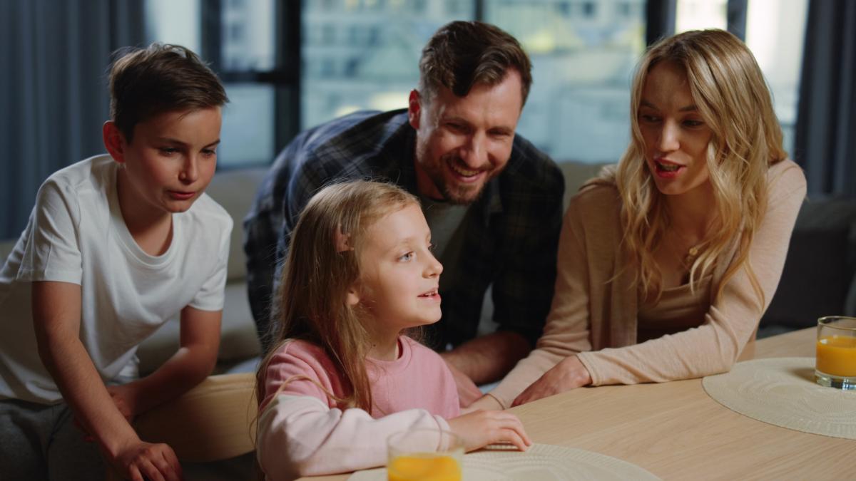 aceasta-afirmatie-pe-care-parintii-o-considera-un-compliment-cu-siguranta-nu-ar-trebui-spusa-copilului--potrivit-unui-psiholog_35516400