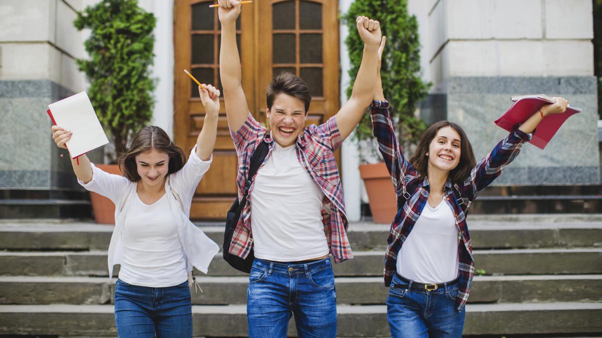 elevii-din-bucuresti-si-27-de-judete-primesc--in-premiera--bursa-de-merit-la-valoarea-minima-stabilita-de-lege_19140200