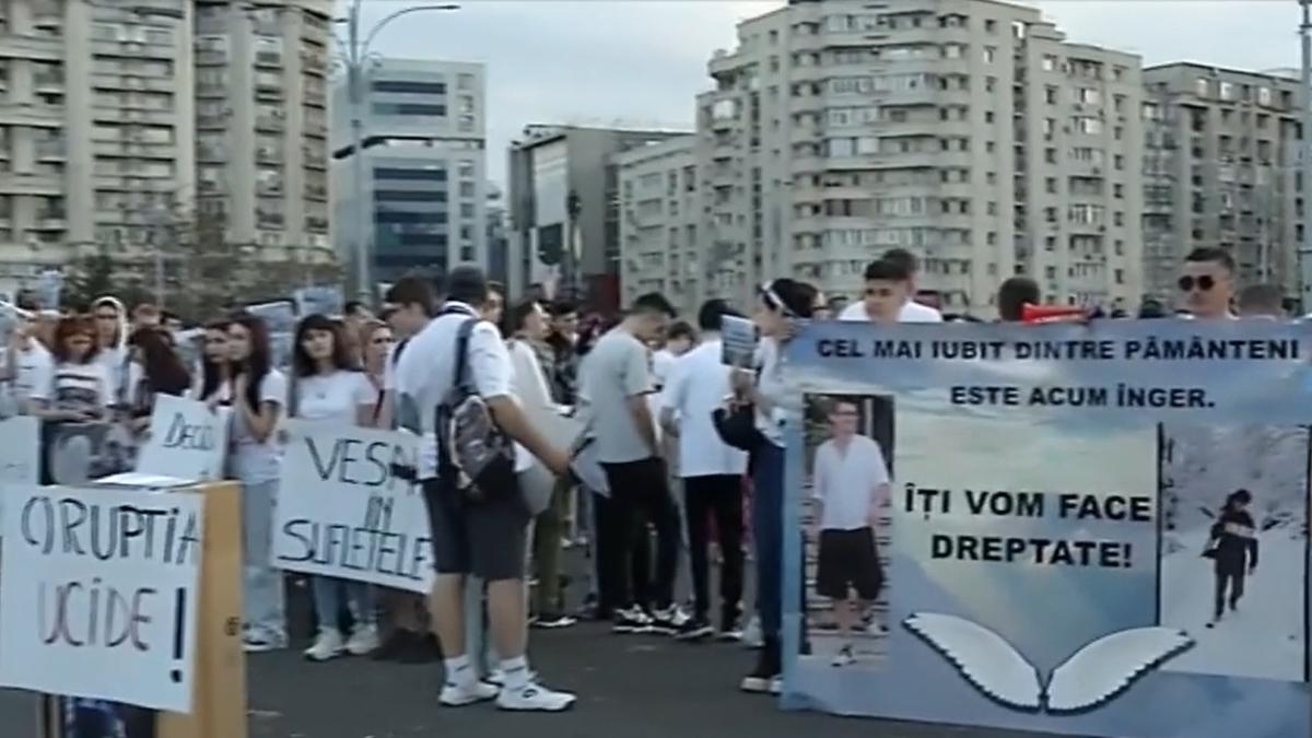 tineri--parinti-si-bunici--in-piata-victoriei-pentru-un-protest-pasnic-daca-erau-copiii-vostri_57782600