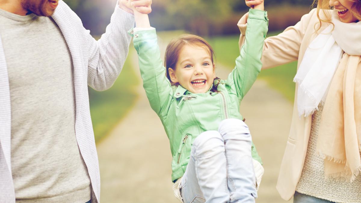 impactul-atitudinii-fericite-a-parintilor-asupra-fericirii-copiilor-micutii-pot-invata-sa-faca-fata-provocarilor-cu-mai-multa-hotarare-si-rezistenta_95082500