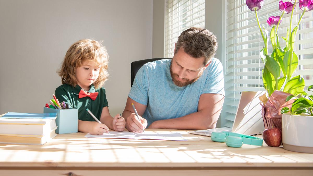 iata-cum-sa-ajuti-cu-adevarat-copilul-cu-temele-sugestii-practice-pe-care-le-poti-aplica-imediat_71418100