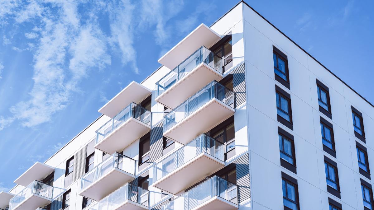 un-tata-roman-s-a-baricadat-in-casa-cu-gemenii-de-4-luni--dupa-ce-a-alungat-o-pe-mama-copiilor--femeia-a-cerut-imediat-ajutor_55218800