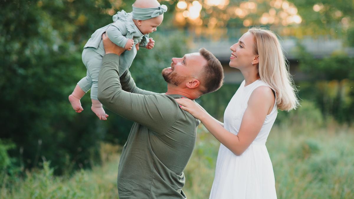 tendinta-de-a-da-copiilor-numele-tatalui--mamei-sau-al-unui-alt-membru-al-familiei-a-redevenit-la-moda--motivele-din-spatele-acestei-decizii--explicate-de-un-psiholog_32901400