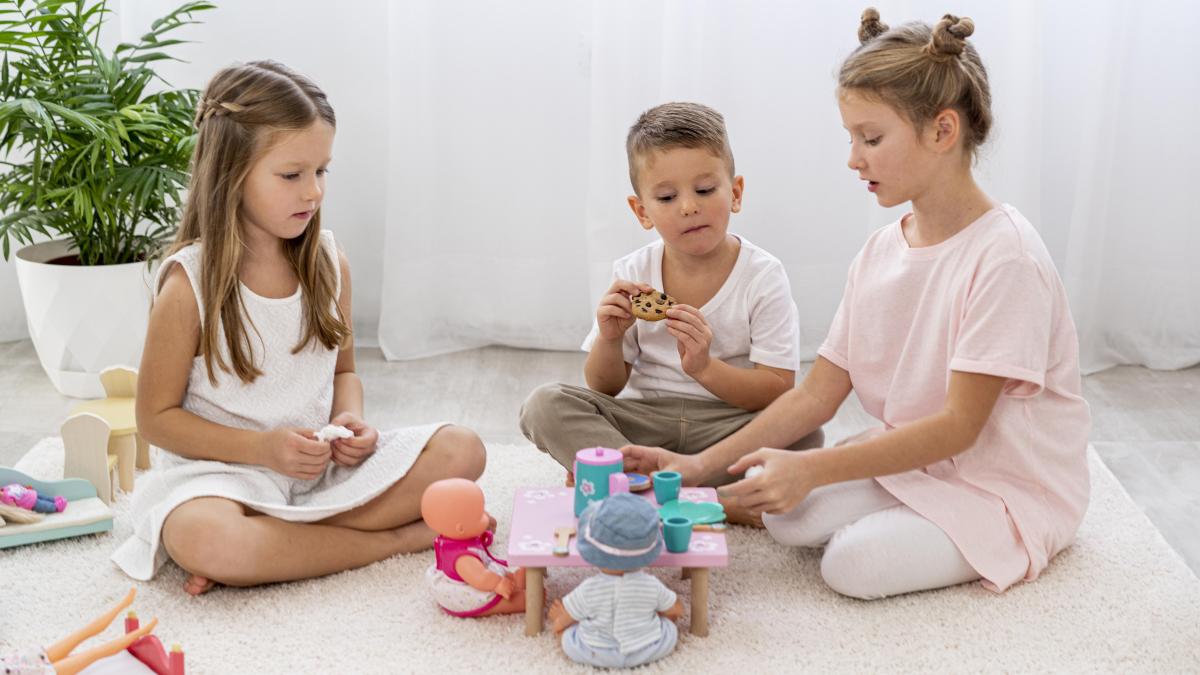 e2809eeste-a-meae2809d-cum-ii-invatam-pe-copii-sa-imparta-jucariile-cu-ceilalti_23299700