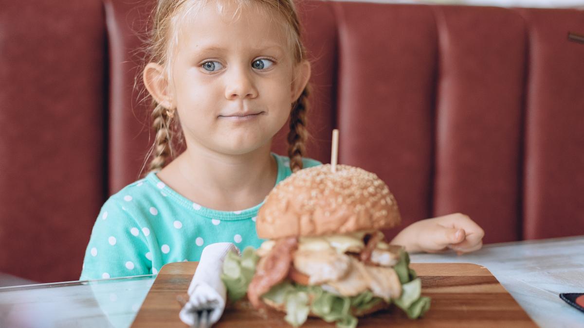 chipsurile--pizza--sucurile-sau-hamburgerii--interzise-in-jurul-scolilor-proiect--val-valcu-tot-mai-multi-copii-cu-probleme-de-greutate-pentru-ca-nu-au-unde-sa-bata-mingea_21577000