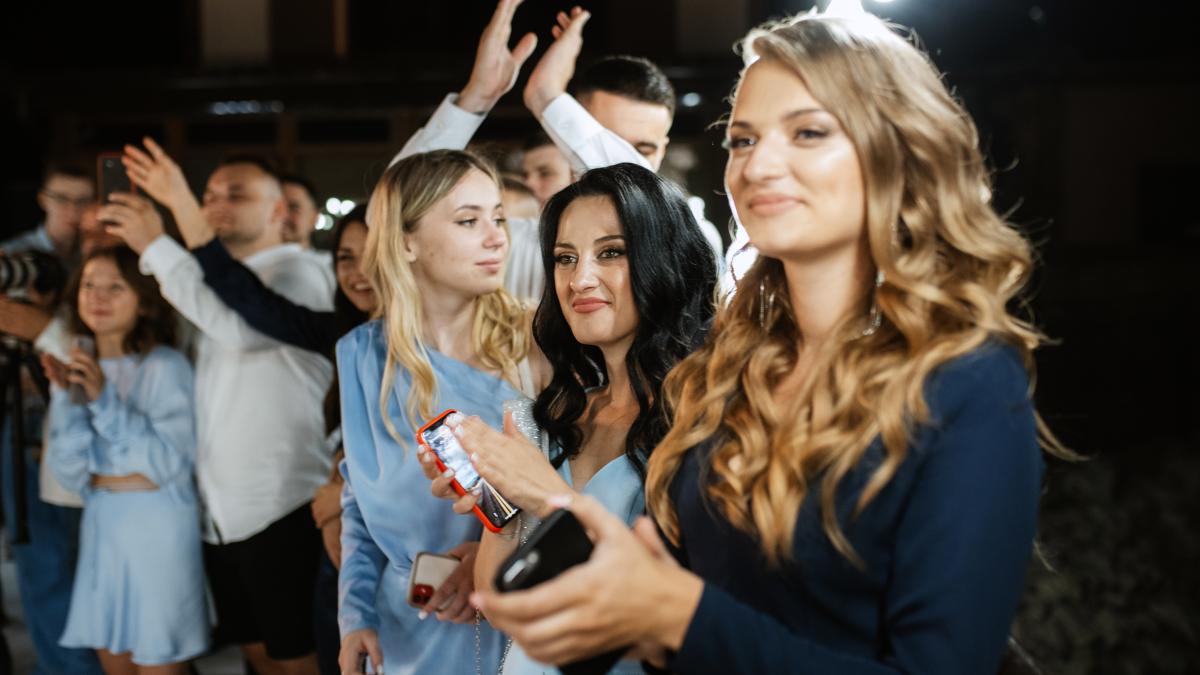 elevii-din-clasele-a-viii-a-si-a-xii-a-se-pregatesc-de-banchet--dupa-ce-se-trage-linie--parintii-vor-avea-cheltuieli-serioase_54874100