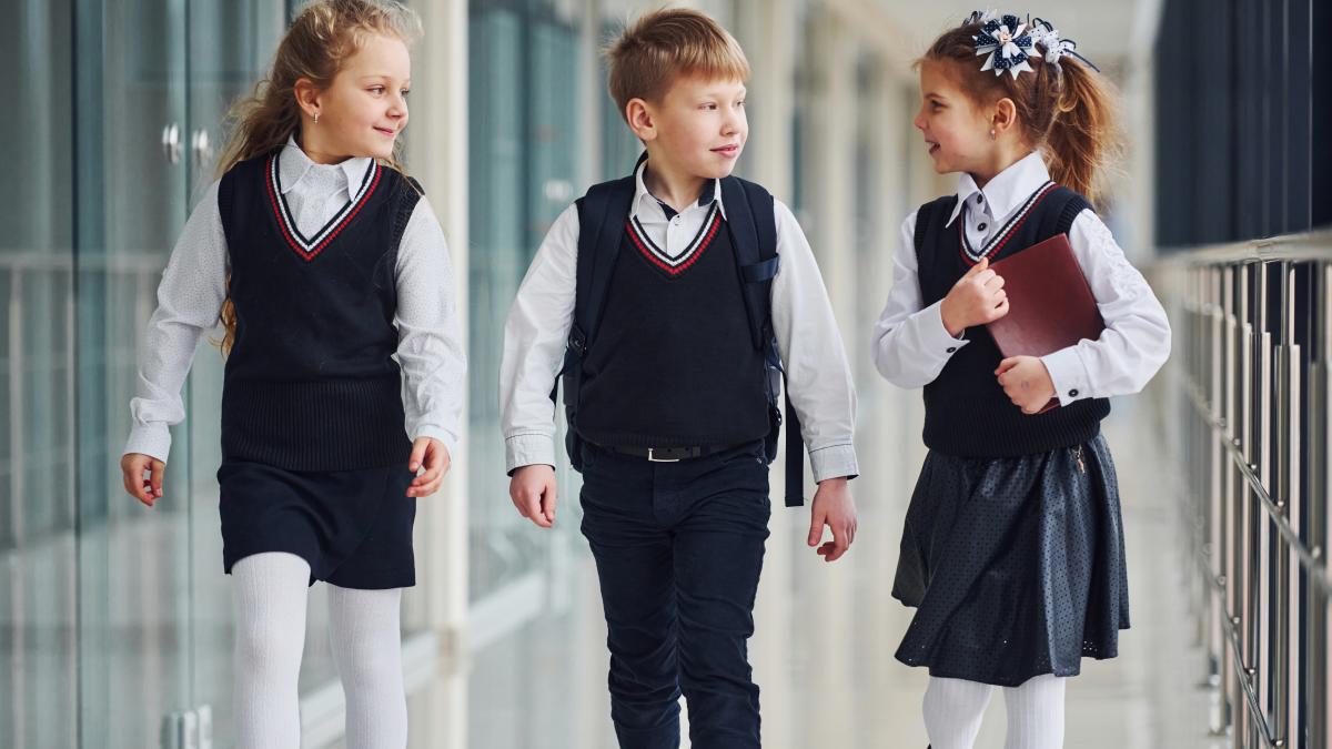 uniforma-scolara--cum-sa-transformam-uniforma-intr-un-simbol-al-calitatii--al-excelentei-si-al-mandriei--video_83472700