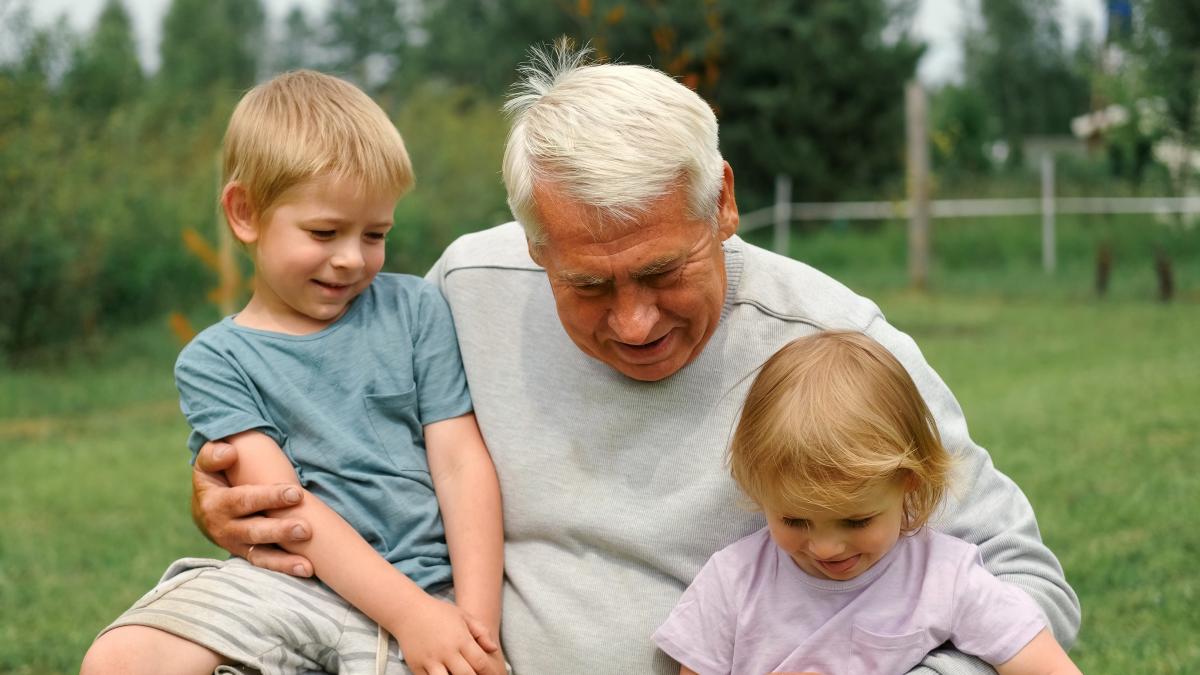 doua-greseli-frecvente-pe-care-le-fac-bunicii--psiholog-uneori--mamaie-sau-tataie--fara-sa-vrea--adauga-o-povara-mentala-suplimentara-parintilor_87498400