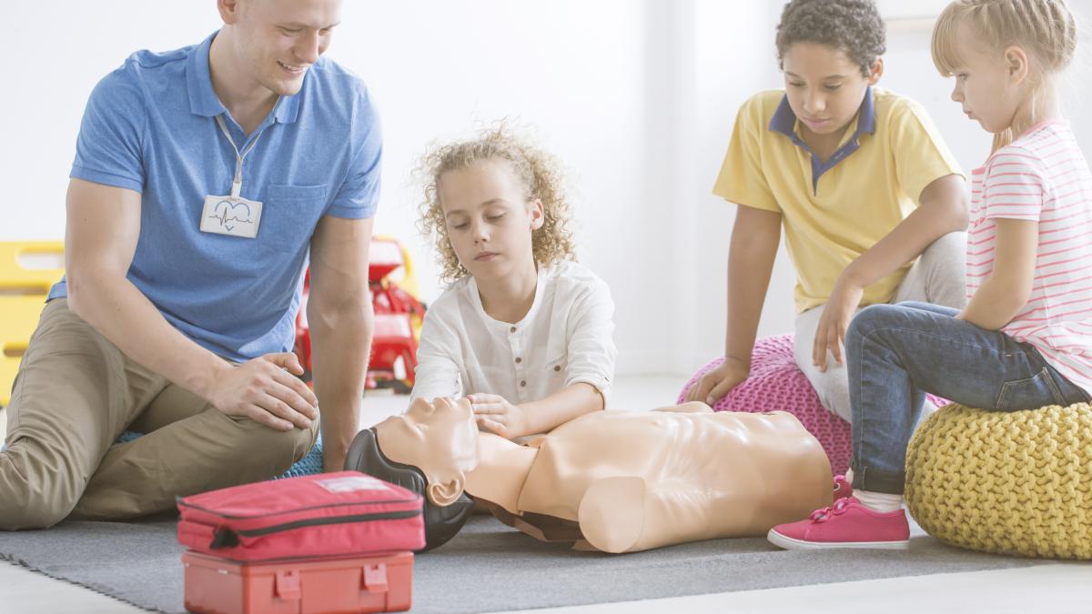 la-ce-varsta-ar-trebui-sa-i-invatam-pe-copii-primul-ajutor_49968500