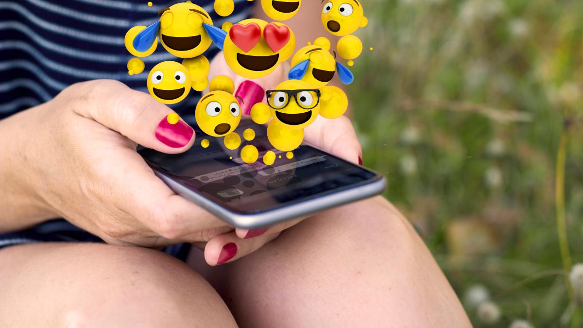 pe-smartphone-uri-vor-aparea-sapte-emoji-uri-noi--iar-unul-dintre-ele-promite-sa-devina-foarte-popular-in-randul-parintilor_38490400
