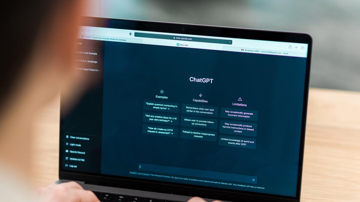 google-se-foloseste-de-inteligenta-artificiala-pentru-a-oferi-raspunsuri-periculoase--cum-ar-fi-e2809efumatul-poate-ajuta-la-varsaturi-in-timpul-sarciniie2809d_72898000