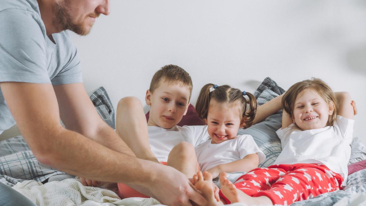 un-comedian-compara-weekendurile-cu-si-fara-copii-trebuie-sa-mi-duc-cei-trei-copii-in-trei-locuri-diferite-inainte-de-ora-9-vs--am-dormit-pana-la-ora-11--a-fost-minunat_13860900