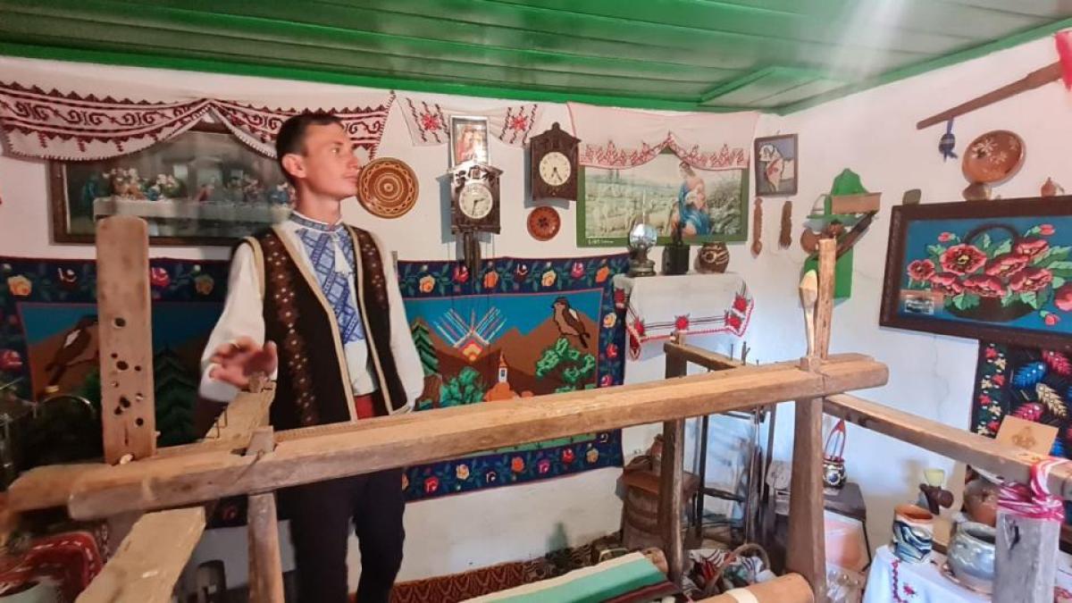 un-adolescent-si-a-amenajat-un-muzeu-al-artei-populare-in-gospodarie--baiatul-nici-nu-vrea-sa-auda-de-facebook-sau-instagram_45285300