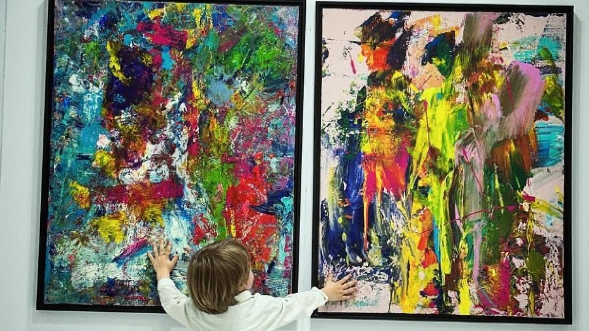 un-copil-de-doi-ani-incaseaza-mii-de-euro-pentru-tablourile-pe-care-le-picteaza_47620000