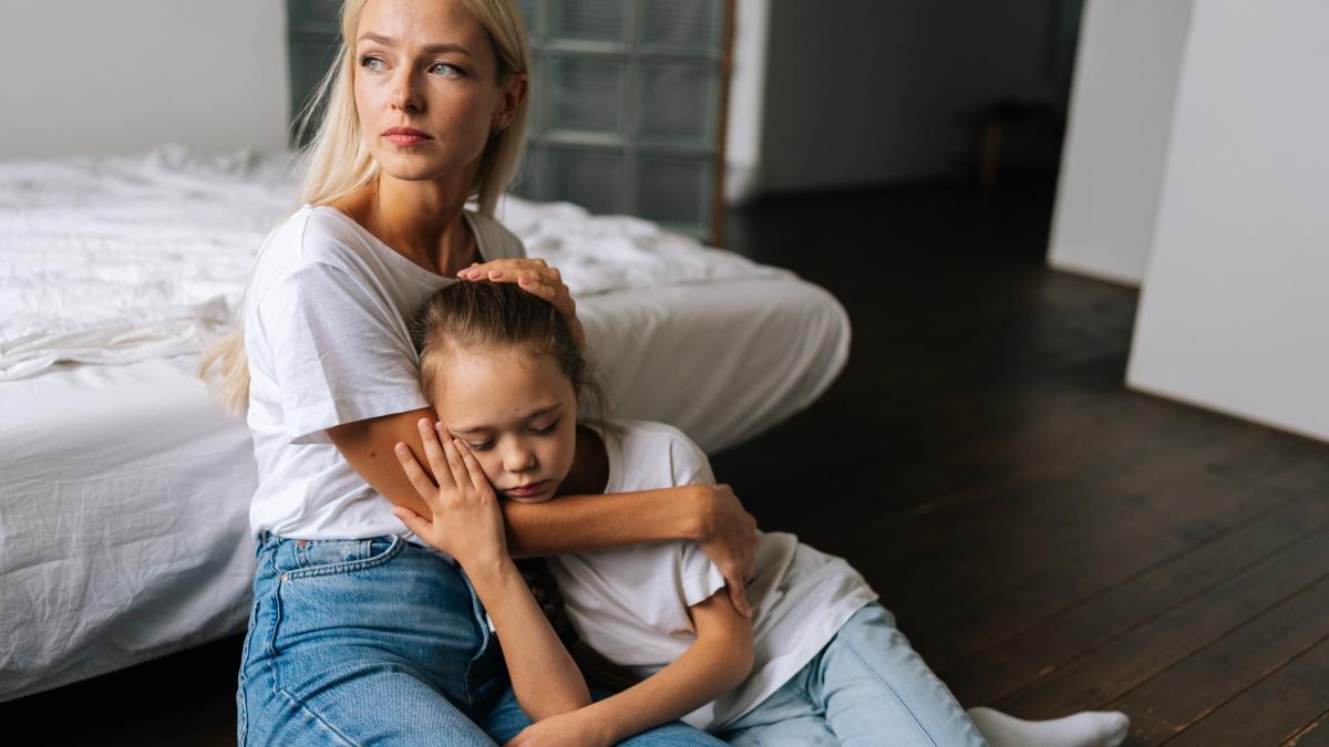 cum-sa-reactionezi-atunci-cand-copilul-tau-iti-spune-ca-este-dat-la-o-parte-de-colegi-sau-prieteni--potrivit-unui-psiholog_07449700