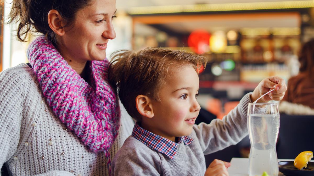 o-mama-cere-la-un-restaurant-o-farfurie-goala-pentru-copilul-ei-de-2-ani-si-este-taxata-in-plus-am-vrut-sa-impart-mancarea-cu-micutul-si-mi-au-luat-bani_30230400