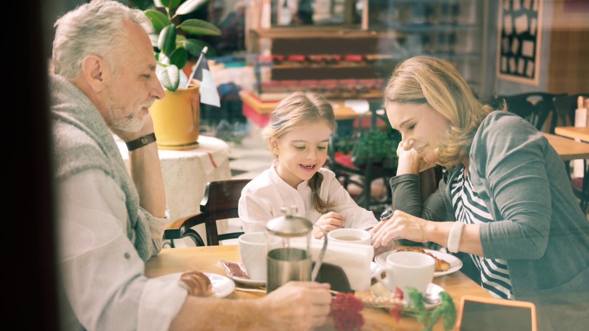 bunicul-si-bunica-nu-mai-sunt-la-moda--acestea-sunt-cele-mai-populare-apelative-pe-care-copiii-le-dau-bunicilor-sondaj-2_03986900