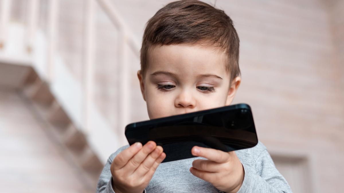 cum-sa-explici-copiilor-pericolele-ecranelor-expert-in-loc-sa-le-demonizam--mai-bine-sa-invatam-sa-le-gestionam_12727500