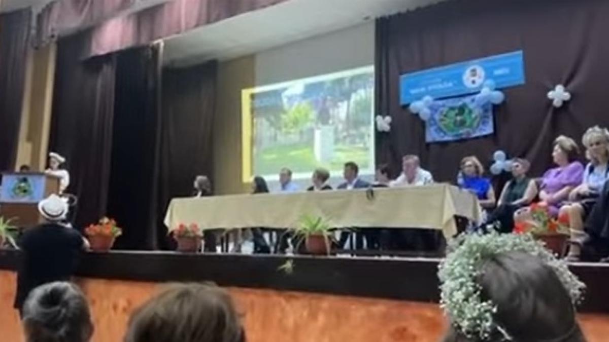 discursul-iuliei-cociuba--sefa-de-promotie-al-carei-mesaj-a-devenit-viral--a-impartit-romania-in-doua--video_87380700