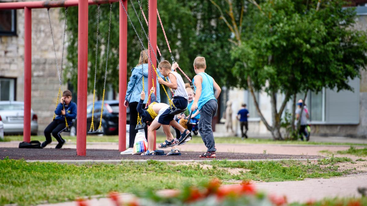 elevii-se-pregatesc-sa-intre-in-vacanta-de-vara-pedagog-chiar-daca-nu-mai-sunt-in-clasa--sa-nu-incetam-sa-le-predam-si-sa-i-educam-in-fiecare-zi-2_82796000