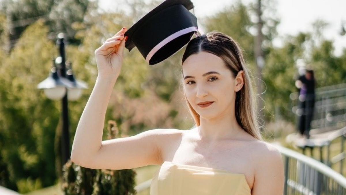 alexandra-antonesei-e2809eincurajez-pe-toti-elevii-sa-invete-astfel-incat-la-finalul-zilei-sa-fie-multumiti-de-cele-realizate-si-sa-fie-increzatori-in-propriile-fortee2809d-_58893600