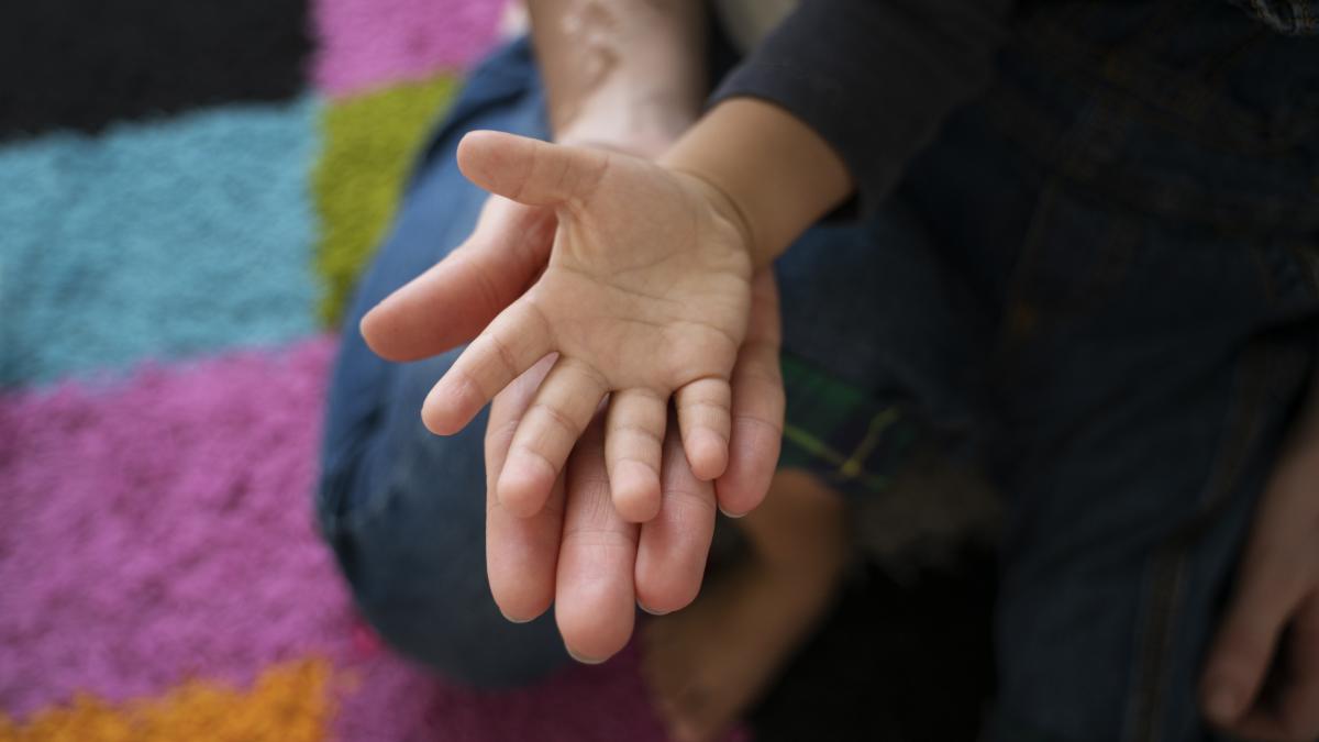 e2809eerau-multi-copii-acolo----si-mari-si-micie2809d--persoanele-unui-centru-care-trebuiau-sa-i-ocroteasca--ridicati-de-diicot-e2809emicutii-erau-pedepsiti-sa-stea-in-genunchi-pana-la-8-oree2809d_86234700