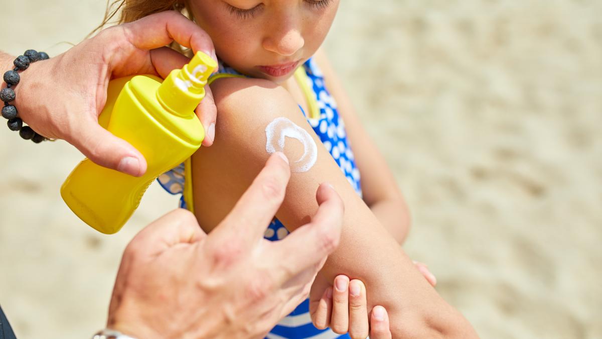 marea-dilema-a-cremelor-de-protectie-solara-pentru-copii--acestea-sunt-ingredientele-pe-care-trebuie-sa-le-contina_10235100