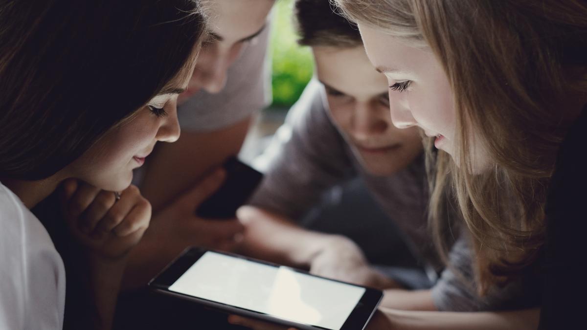 efectele-dependentei-digitale--e2809ea-incerca-sa-credem-ca-tehnologia-se-poate-substitui-oricarei-forme-de-evolutie-a-mintii-umane--nu-face-decat-sa-se-intample-astae2809d_52418600