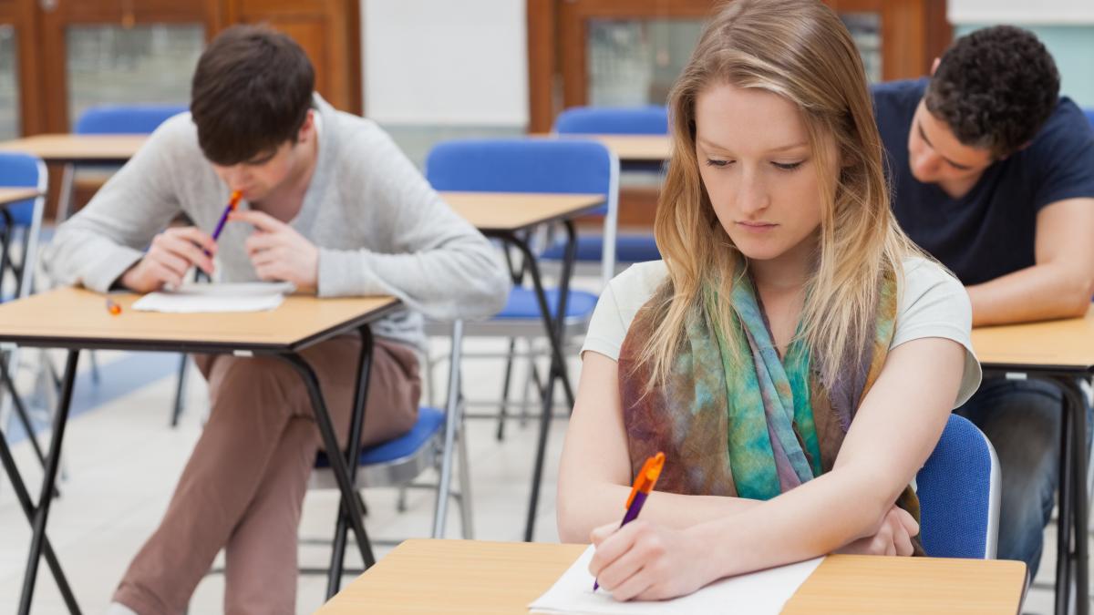 bac-2024--peste-134-000-de-absolventi-de-liceu-incep-probele-scrise-la-bacalaureat--regulile-si-obiectele-interzise-in-sala-de-examen_60001100