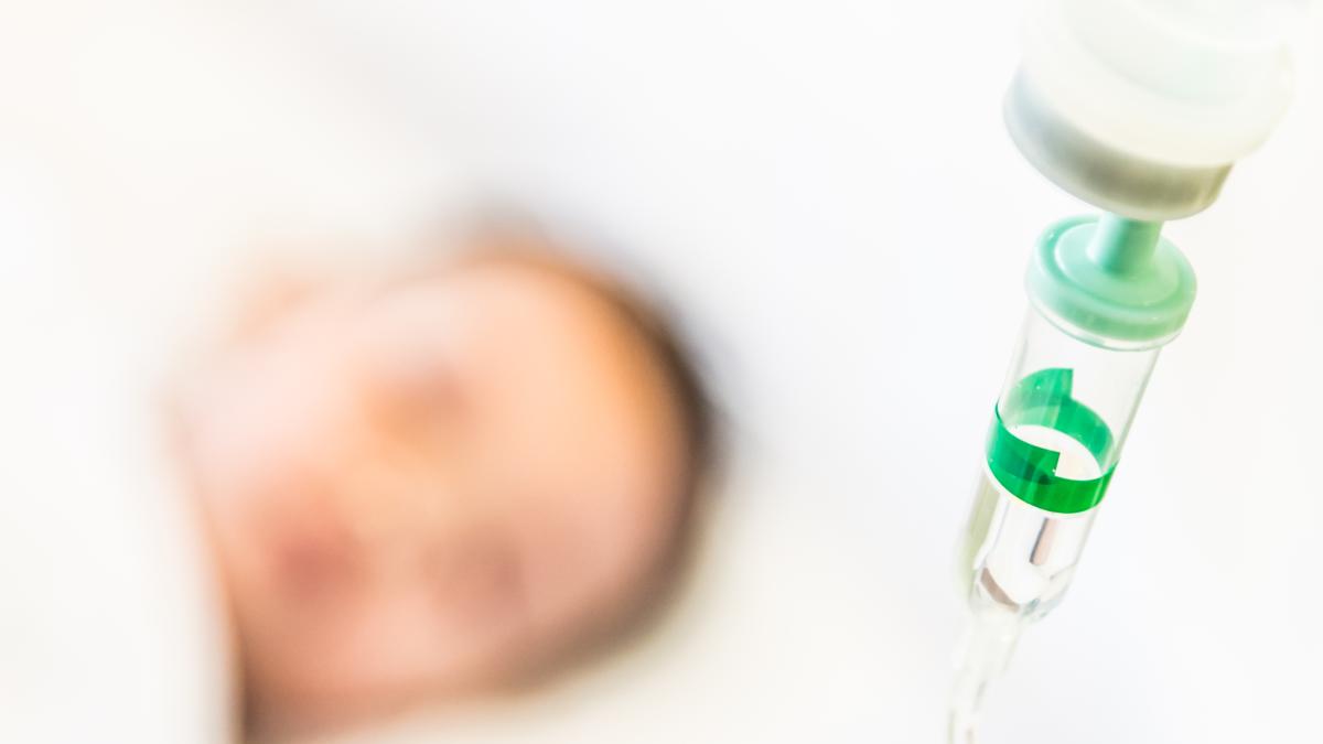 bebelus-la-urgente-dupa-ce-a-baut-petrol--e2809evrem-sa-atragem-atentia-parintilore2809d_25434600