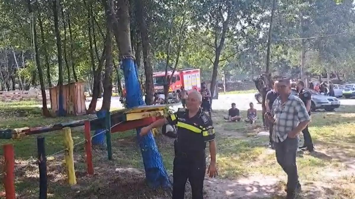 incident-grav-intr-un-parc-de-distractii-din-hunedoara-patru-copii-au-cazut-la-pamant-de-la-circa-2-5-metri--dupa-ce-o-tiroliana-s-a-rupt_80748000