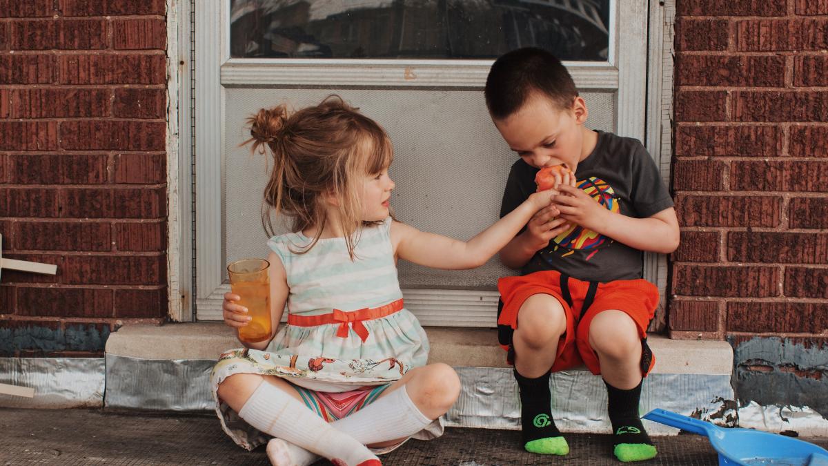 cum-sa-ti-inveti-copilul-sa-imparta-cu-fratii-sau-surorile--conform-unui-terapeut_17988900