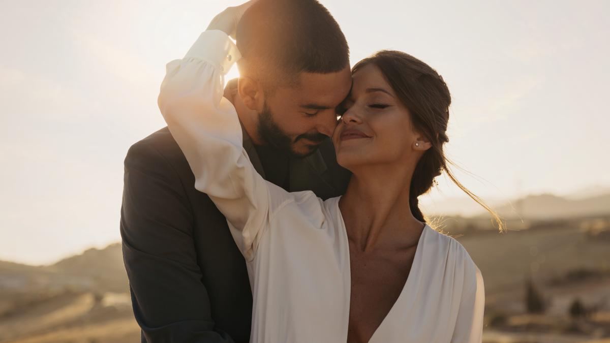 medium-shot-couple-posing-together_57189800