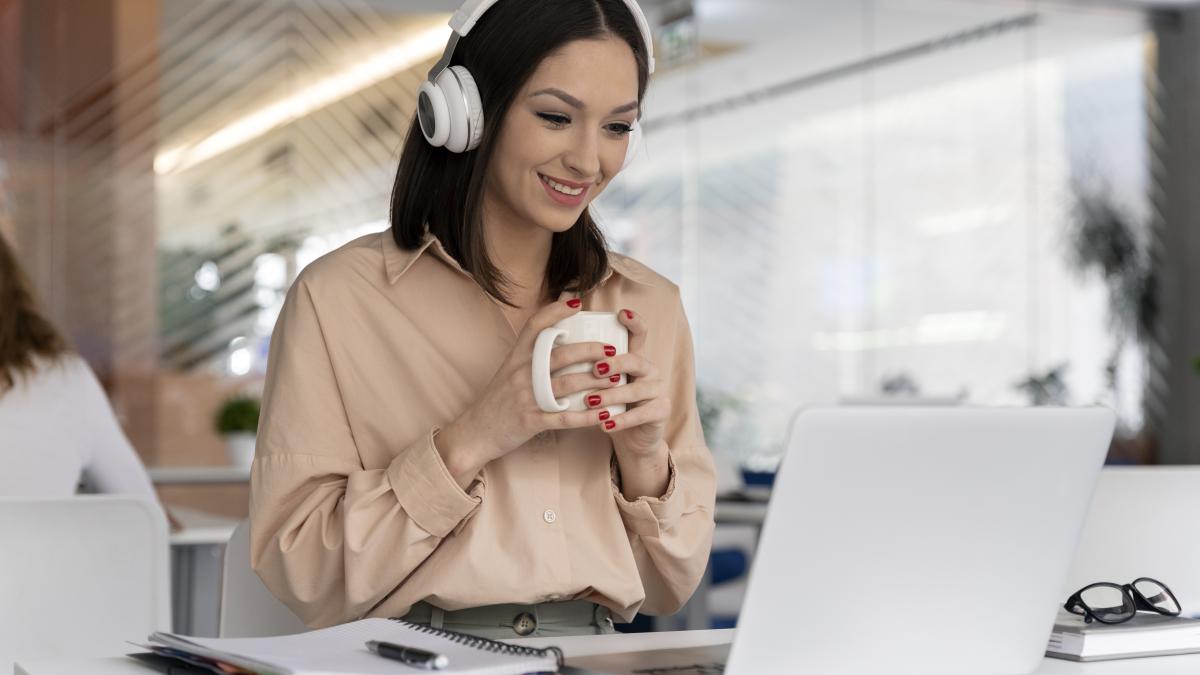 young-business-woman-working-office-with-laptop-headphones_16550900