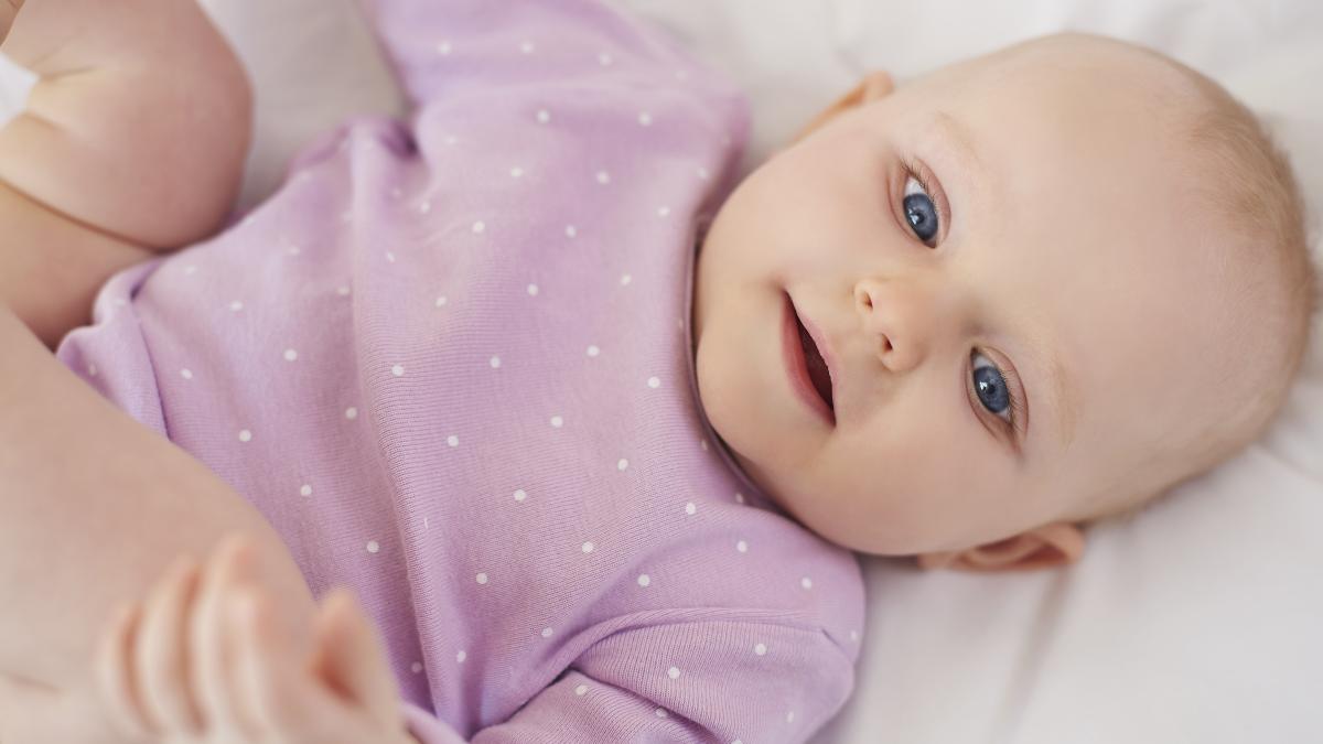 cute-newborn-lying-down-bed_29318500