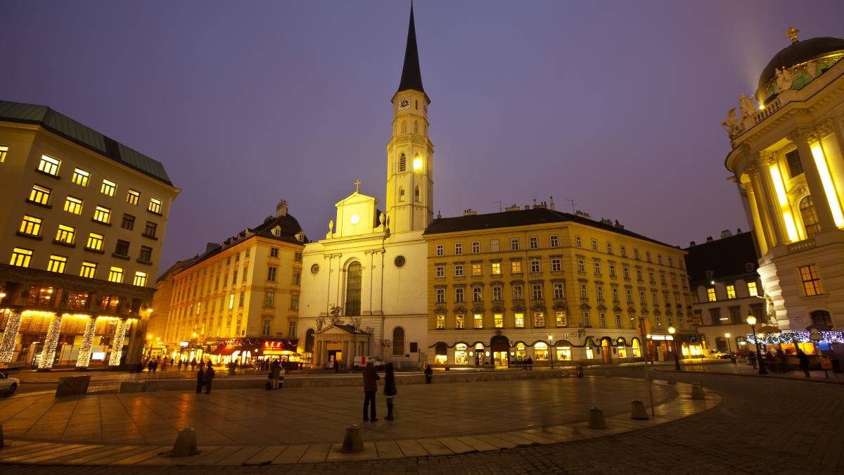 night-view-vienna_93836400