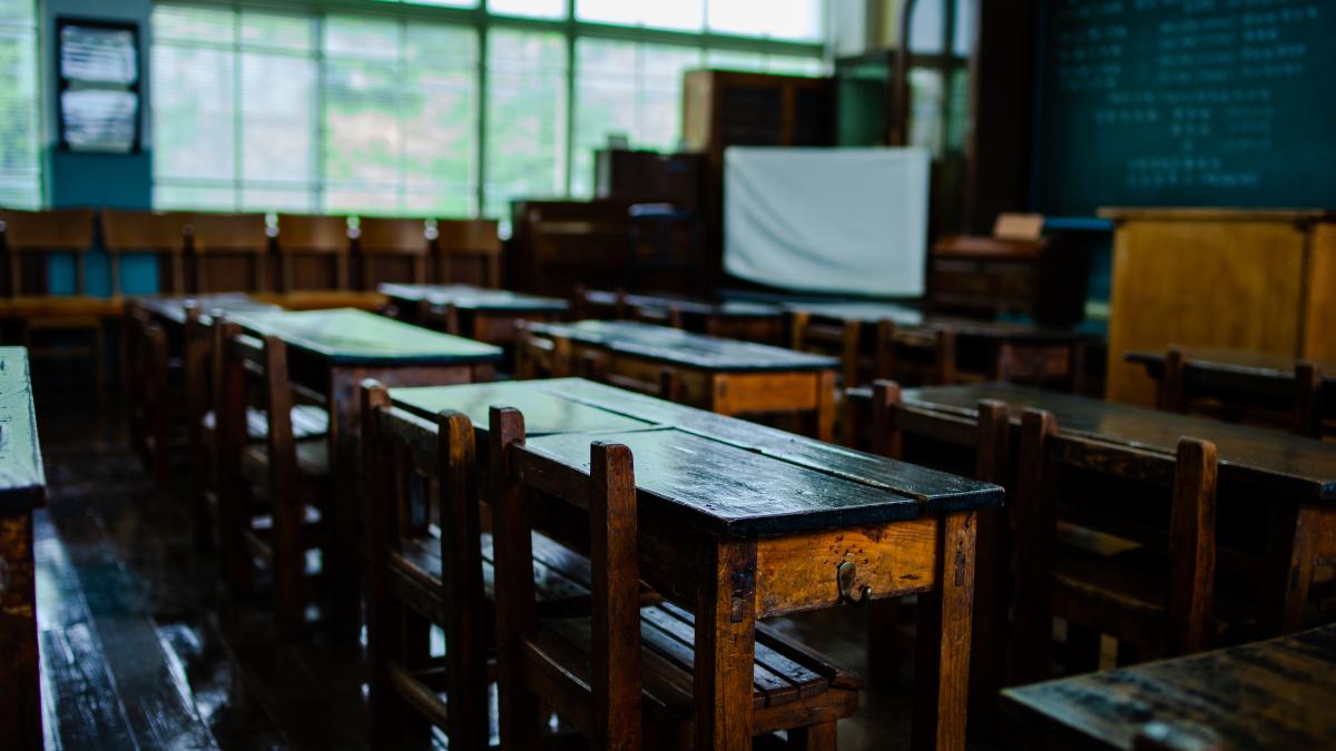 invatamantul-era-mai-performant-inainte-mit-sau-adevar-prof--univ--dr--carol-capita-eu-stiam-foarte-clar-ca-daca-nu-pun-burta-pe-carte--esuez-intr-o-fabrica_18015600