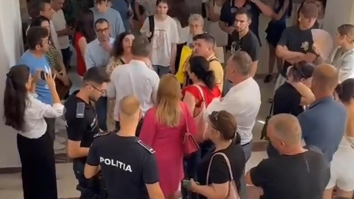 scandal-la-facultatea-de-arhitectura-bucuresti-sute-de-candidati-respinsi--dupa-ce-erau-pe-lista-de-admisi--parintii-sustin-ca-notele-au-fost-masluite-si-ameninta-cu-dna_28082000