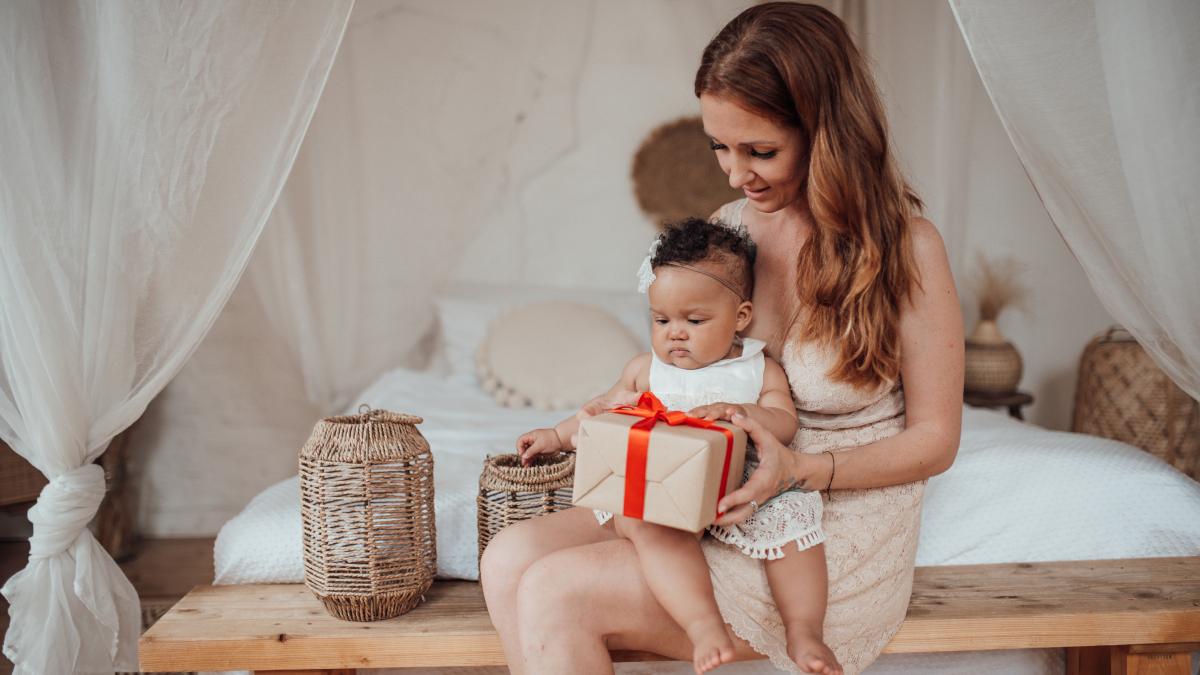 happy-friends-sitting-home_42578300