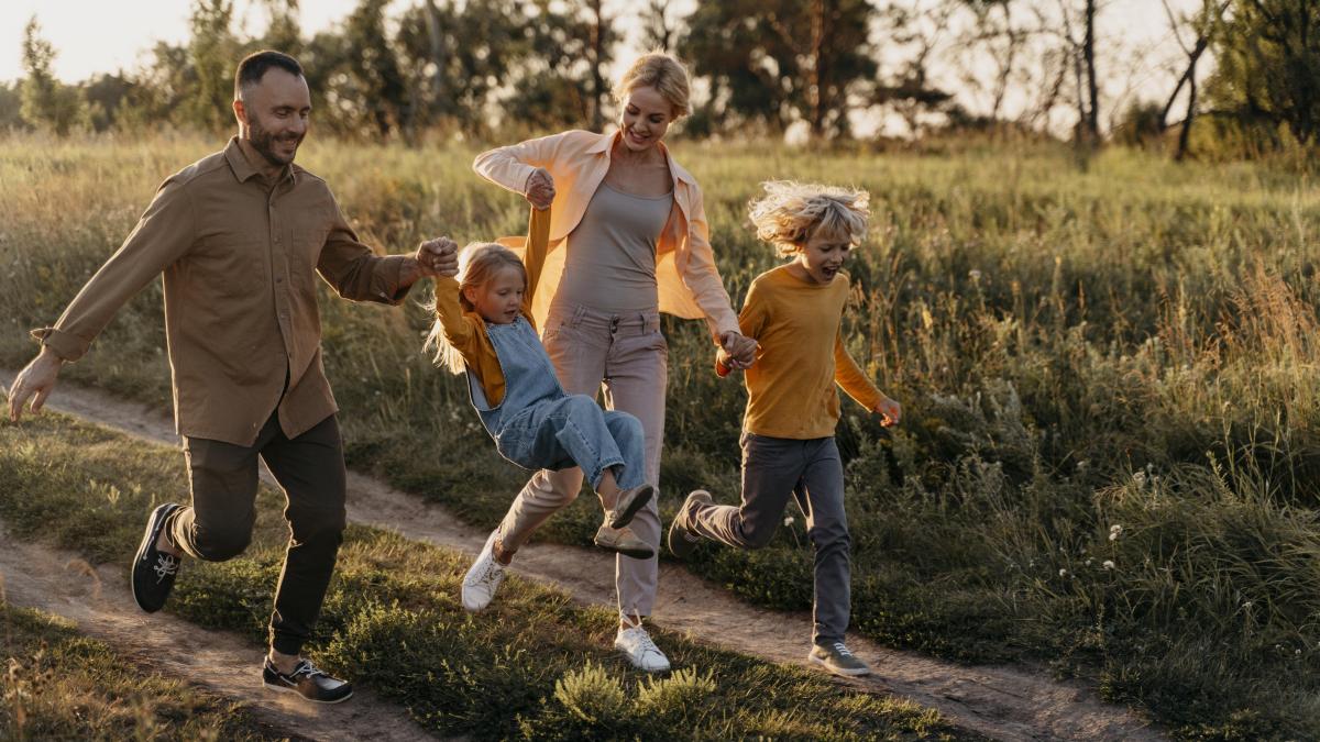 full-shot-family-running-meadow_45570900