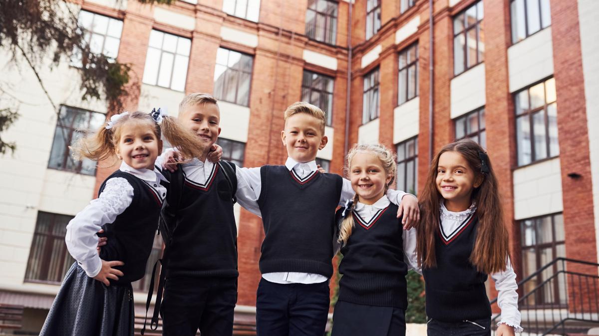 scolile-ar-putea-impune-uniforma-obligatorie-si-ar-urma-sa-fie-oferita-gratuit-elevilor--proiect-nou-de-modificare-a-legii-educatiei-iohannis---deca_80233700