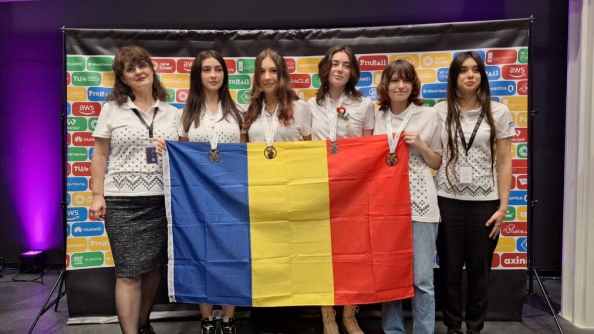 dana-lica-lot-olimpic-fete-olimpiada-informatica-romania-26-07-fb-1024x768_14301700