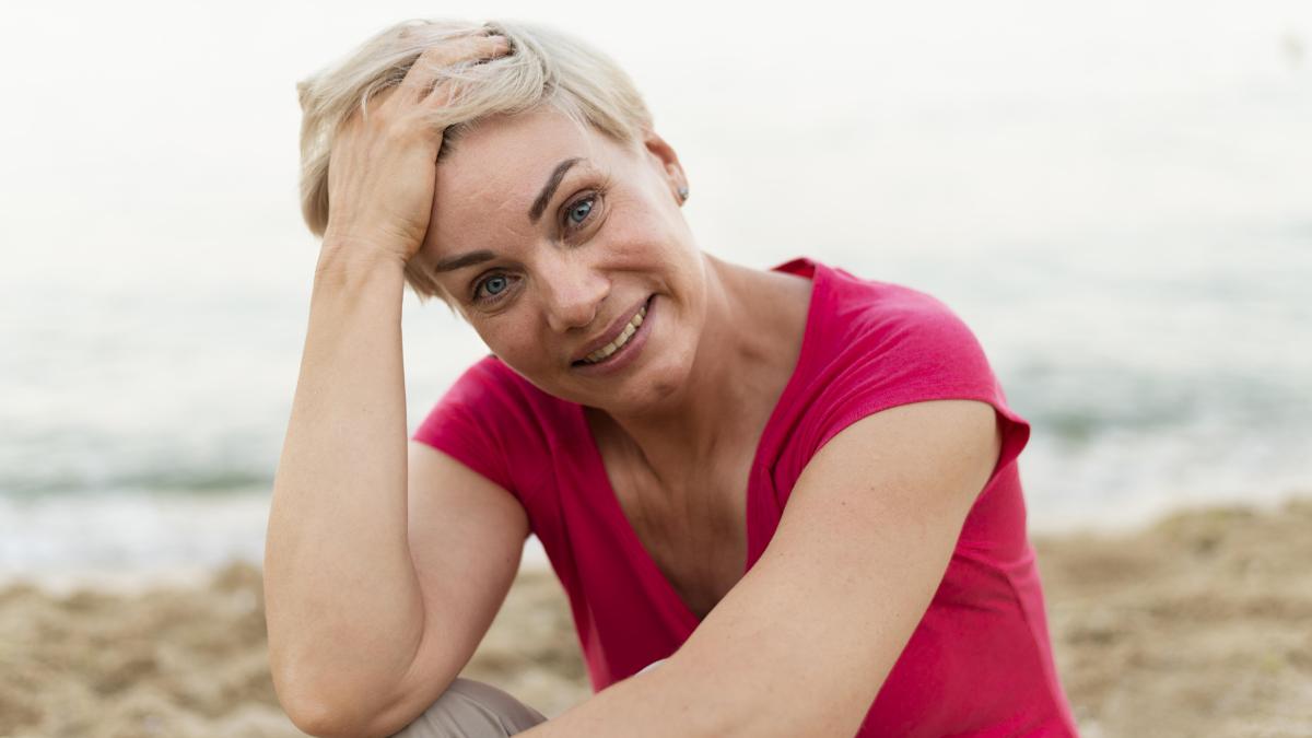 smiley-woman-beach-posing_69467400