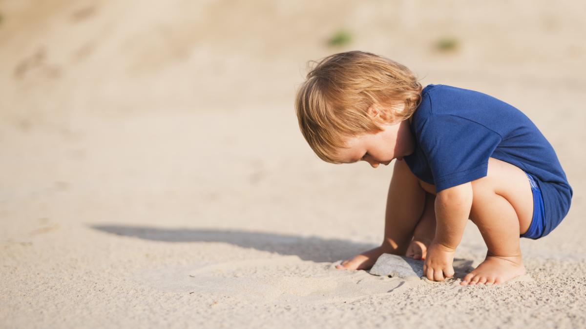 little-boy-beach-playing-with-sand_15973800